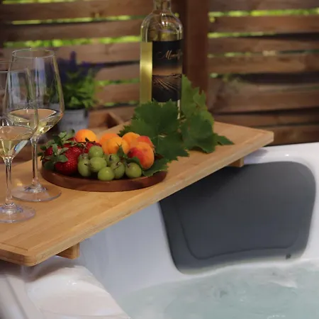 Moment's In Nature Vineyard Pool & Jacuzzi